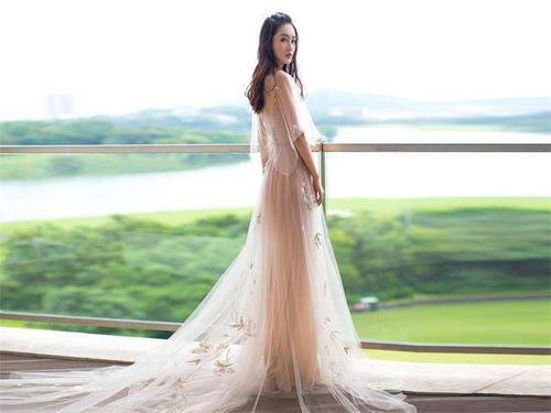 李沁越来越会穿了,时尚西装穿在身上,效果堪称卖家秀啊