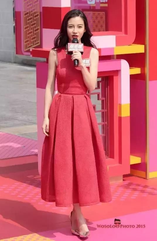 造型师放过杨颖吧，踩这么高的高跟鞋，双脚都青筋凸起了