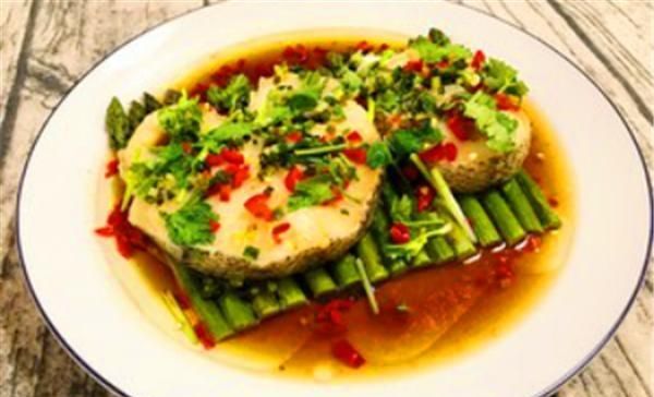  『色香味』制作一道芦笋蒸鳕鱼，肉质鲜嫩，营养低脂，色香味俱全！