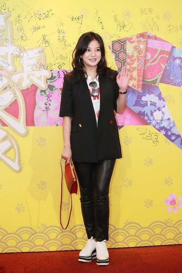 一直没觉得赵薇美，太肥，长得也没灵气，穿衣也土得很!