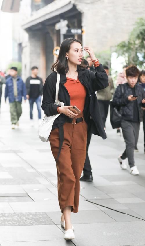  【气质】路人街拍，小姐姐身上是一款简单的淑女范白裙子，气质出众