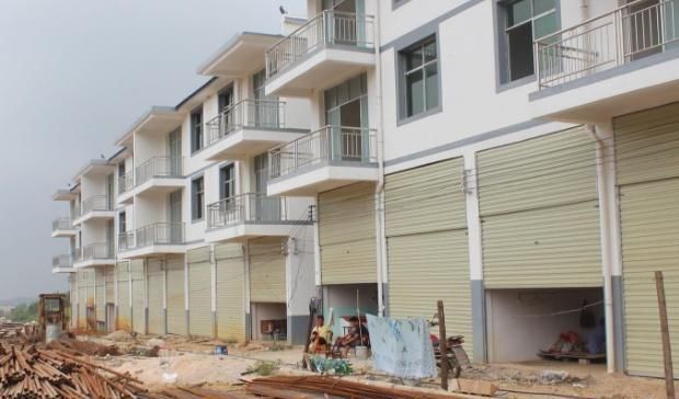  「农户」农村的老农户没有人，同一个村民多的地方还能再申请重建吗？