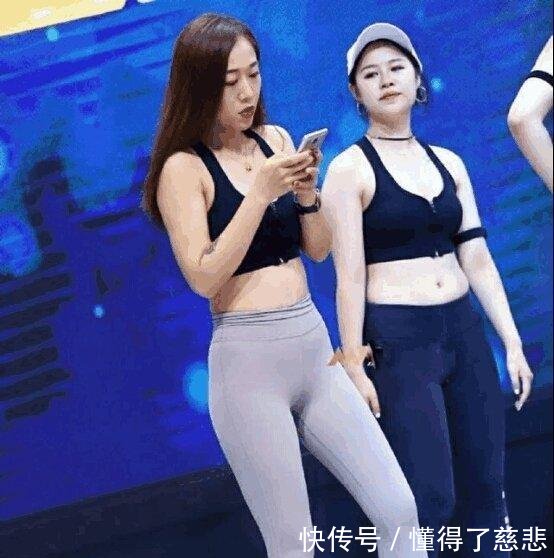 紧身打底裤小姐姐，让丰腴的身材，显得凹凸有致！