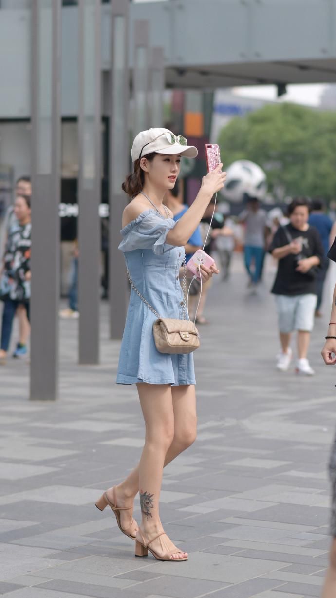 街拍广州:正在上下九逛街的美艳小姐姐，修长美腿跟让人沉沦