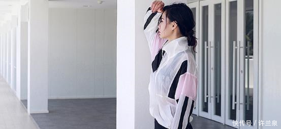 修身有型的打底裤美女，增添女性魅力，美翻了