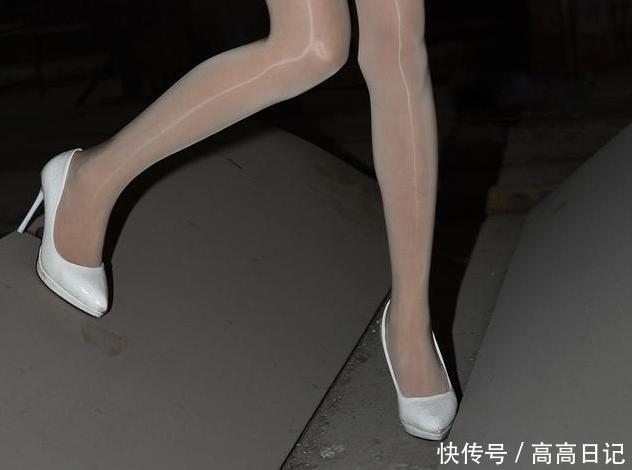 高跟控：油光丝袜配白色尖头高跟，显出一种腿部颀长性感的风姿
