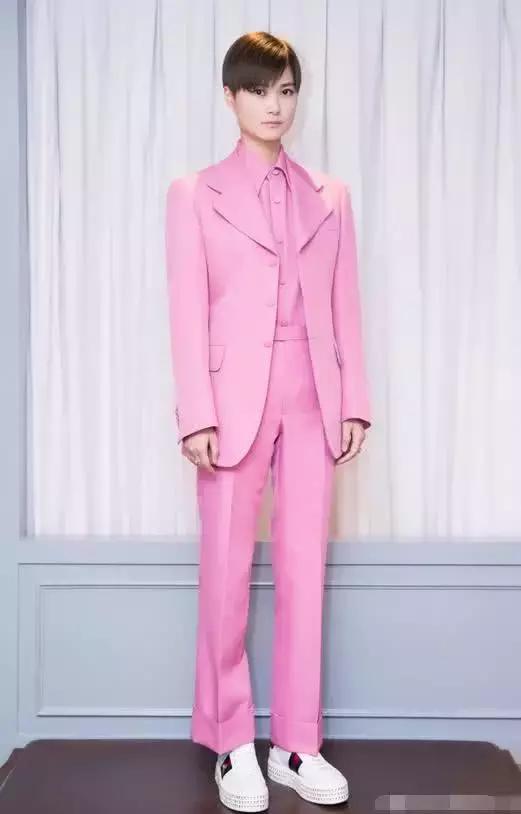 李宇春过分了哈！这种裤子都敢穿，网友：确定是腿精本人了