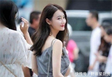  「身穿」街拍小美女气质高雅，身穿一件连衣裙，简洁大方又不失美感与优雅