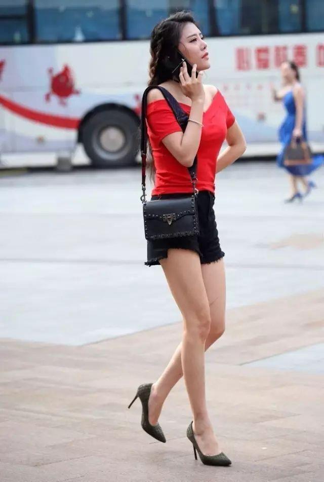 街拍:小姐姐一袭白色吊带长裙,尽显曲线身材,气质优雅高贵