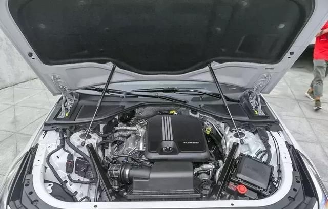  「CT6」档次感不输奥迪A8L，CT6最低配30W多，还要啥A6L