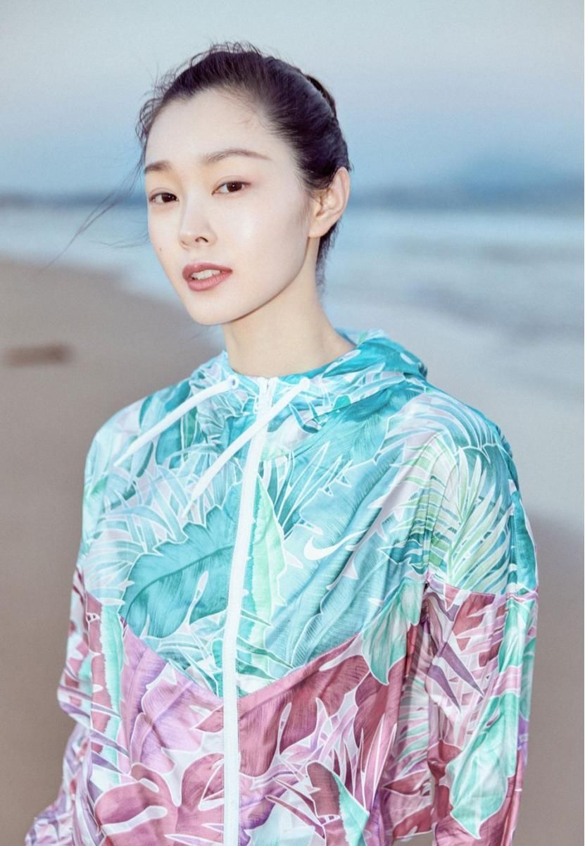 『运动服』30岁的宋轶真会装嫩,扎丸子头搭配运动套装,年轻10岁都不止