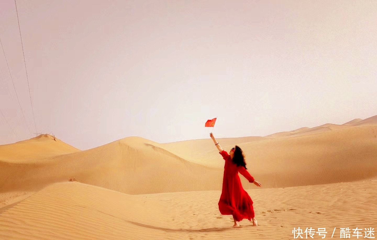 在330000平方公里的塔克拉玛干沙漠中,任裙飘扬,随风起舞
