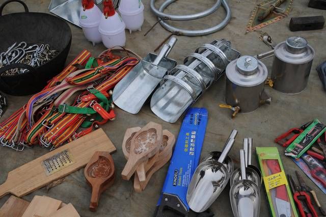  [有人]在农村，有人专门卖“廉价”皮带，15一条，这么便宜，挣