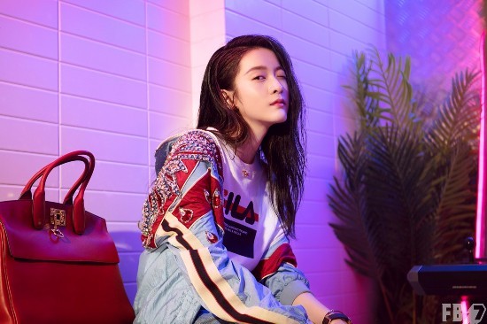 张雪迎时尚大片新鲜出炉 随性演绎城市精灵