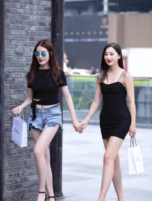 气质|街拍:身材火辣的美女穿短裙,气质清新,楚楚动人