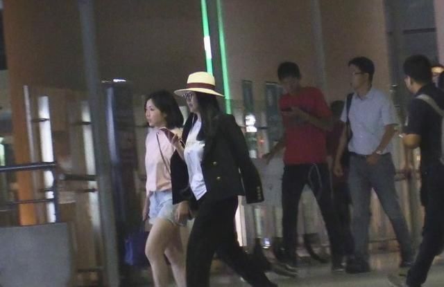 李湘又出来炫富，大夏天穿成这样，网友：富得流油啊！