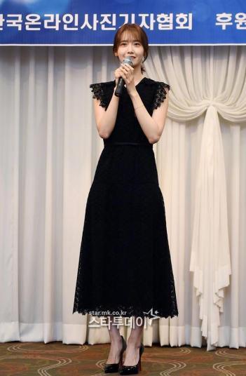 林允儿获得年度最佳上镜奖,一身黑色连衣裙,全身散发着女神气质