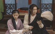 『哥们』搞笑GIF:大姐你别费力气了,这黑人哥们你是搓不白的