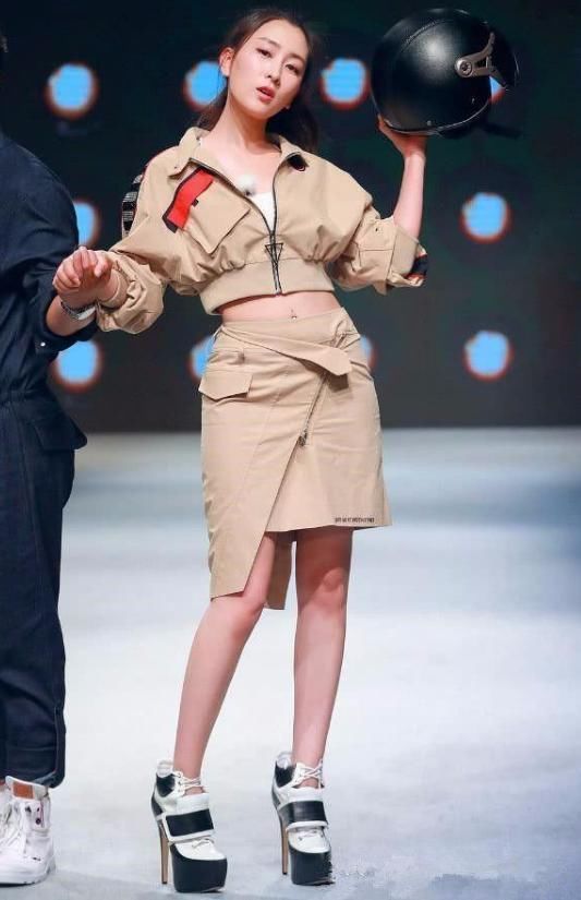 有一种鞋叫做马苏的高跟鞋，一般人驾驭不了，网友：一双都穿不了