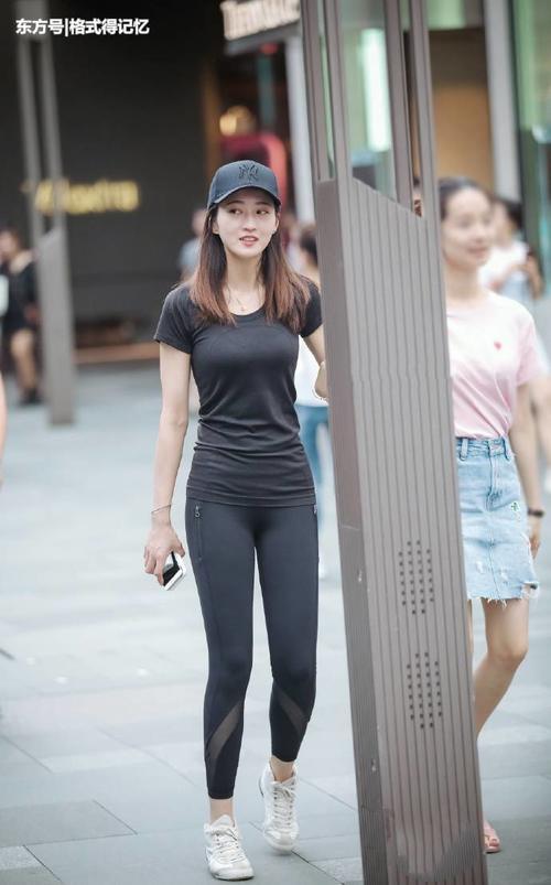 美女身材很有曲线美感，一看就知道平时没少运动！