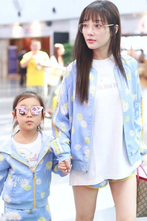 李小璐素颜带着甜馨出门，网友:甜美似姐妹!