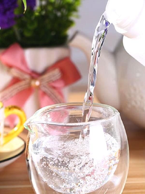 白醋搭配这小东西，早晚擦一擦，脸上白皙光滑