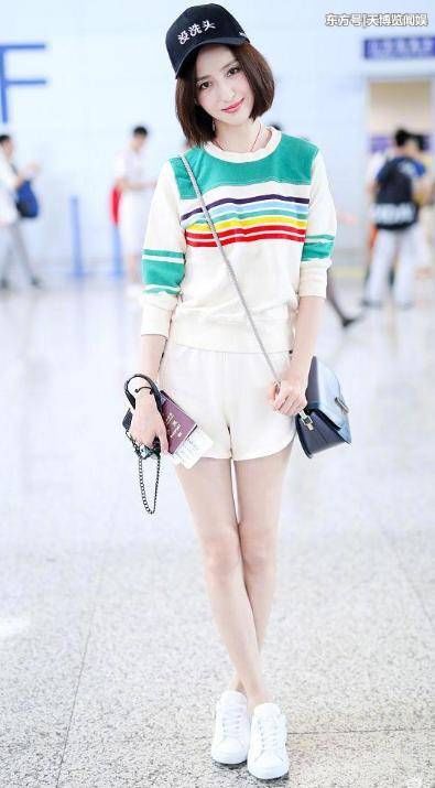 女神佟丽娅一身休闲装现身机场，满满的少女气息，太美了