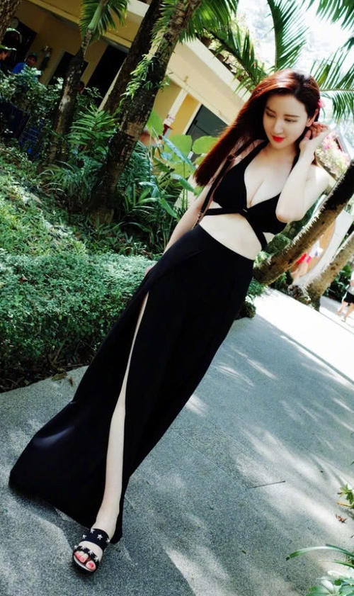 张萌穿深色连体裤大秀好身材，这气质不用吹，越看越心动！