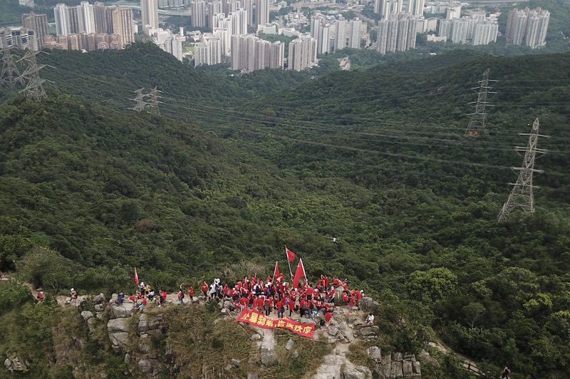 泪目！五星红旗在狮子山顶迎风飘扬