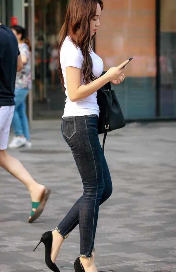 街拍：颜值高，身材好的小姐姐太养眼了，回头率不是一般的高啊！