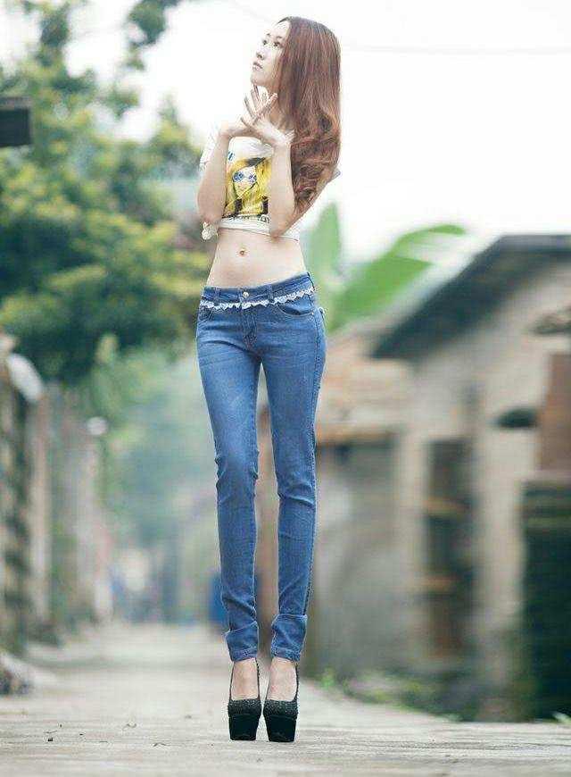 牛仔紧身裤裤穿出不一样的风采，塑造更立体的身体视觉曲线