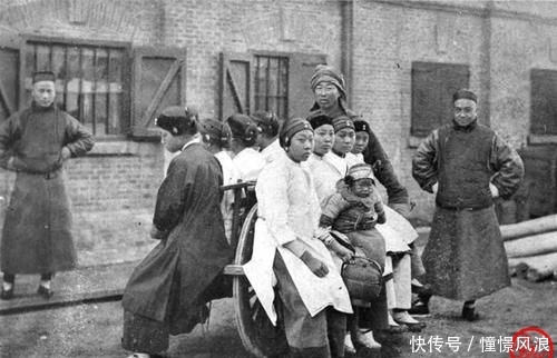武官■晚清老照片:武官穿铠甲出席活动,独轮车载9个人
