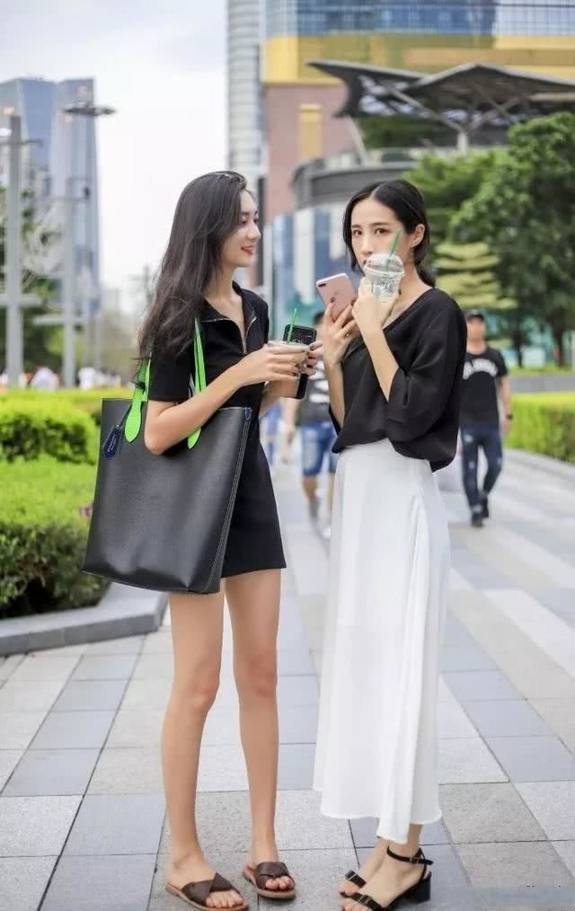 [休闲裤]街拍：美女身穿清新的吊带背心搭配蕾丝休闲裤，给人一种特别的时尚美感