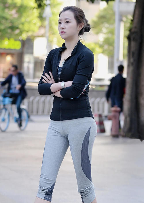 路人街拍，黑色的上衣衬托着小姐姐白皙的肌肤，迷人性感