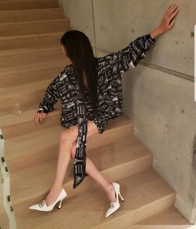  『超短裤』71岁王薇薇凭“魔鬼身材”上热搜，超短裤秀美腿，皮肤紧致似少女