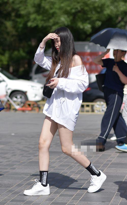 街拍:时尚女神穿白T,下衣消失露美腿,真是不容小觑!