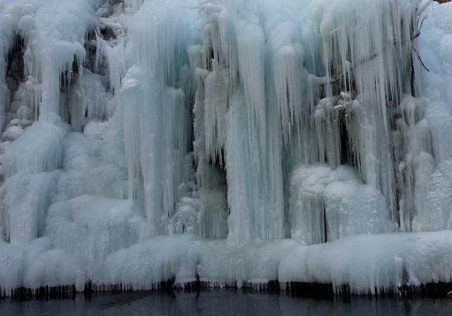 河北也有个冰雪世界，与哈尔滨雪乡不同，如黄果树瀑布结冰般野性