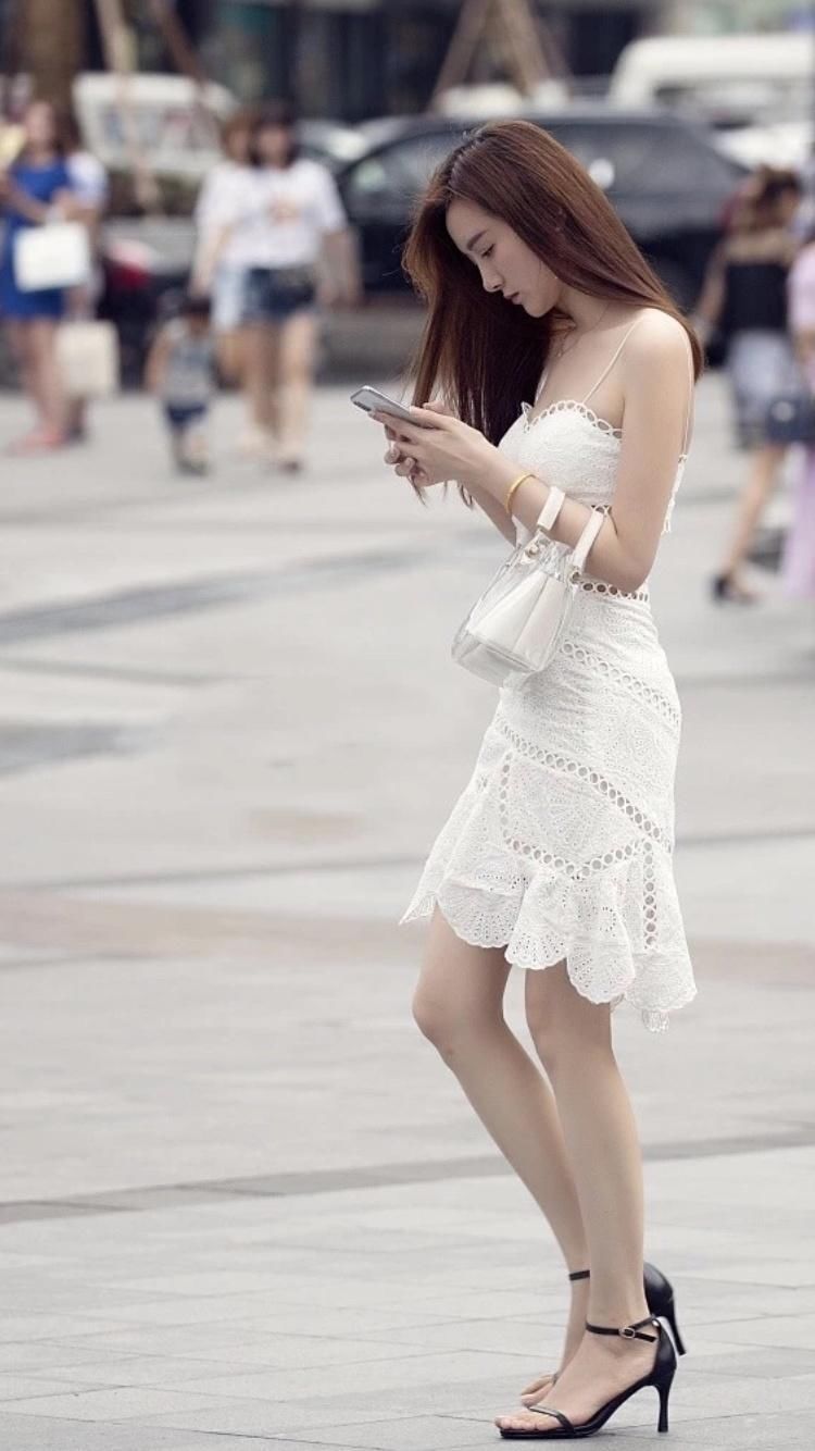 小姐姐这件别致的牛仔裤，设计的线条粗犷优雅，穿出了时尚靓丽