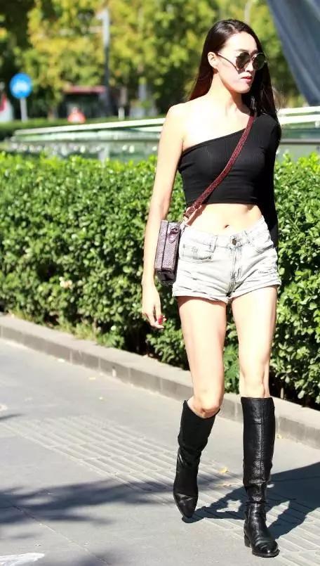 街拍：高挑短裤长筒靴露大腿的长发气质美女