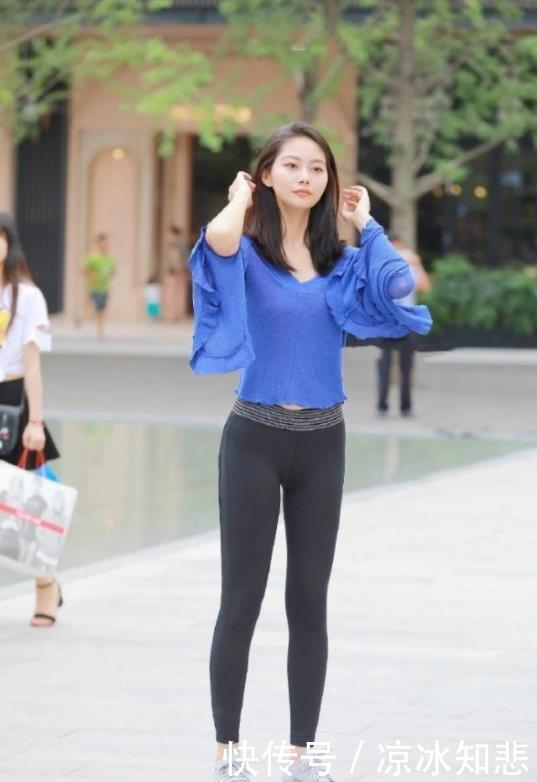 身穿■身穿紧身牛仔裤,性感养眼,街拍“沙漏”型身材的小姐姐