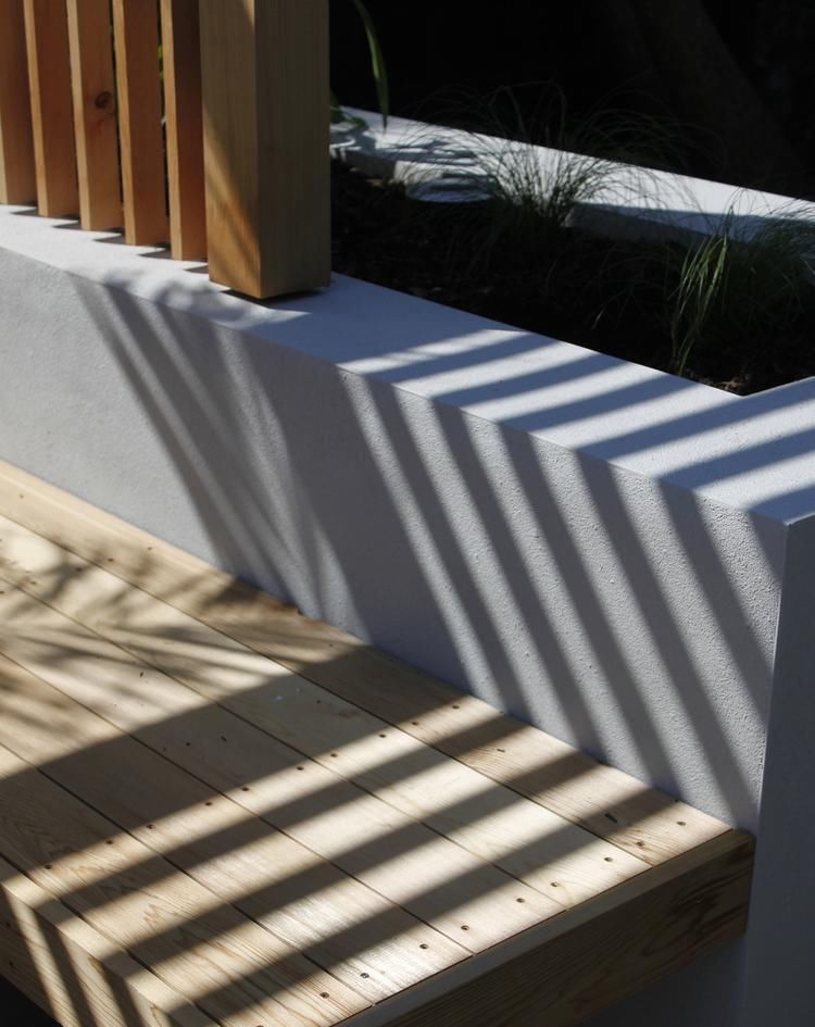  『室外餐厅』拥有院子不算好，人业主背靠花坛搭个凉棚！养花种草还能乘荫纳凉