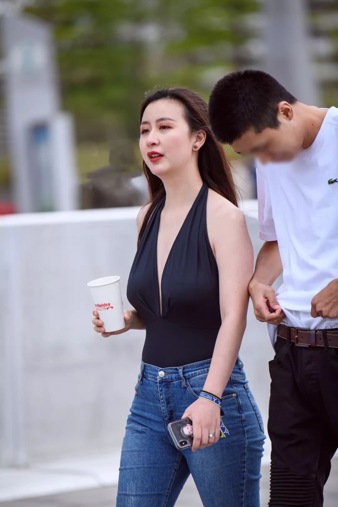 小姐姐黑色中开吊带搭配蓝色水洗牛仔裤，自信舞步风韵尚存