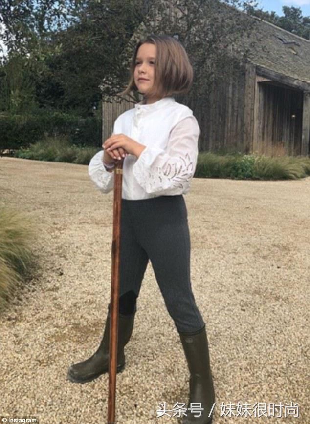 小七又把头发剪短了，越来越像贝嫂，和小贝合影，一副农民打扮！