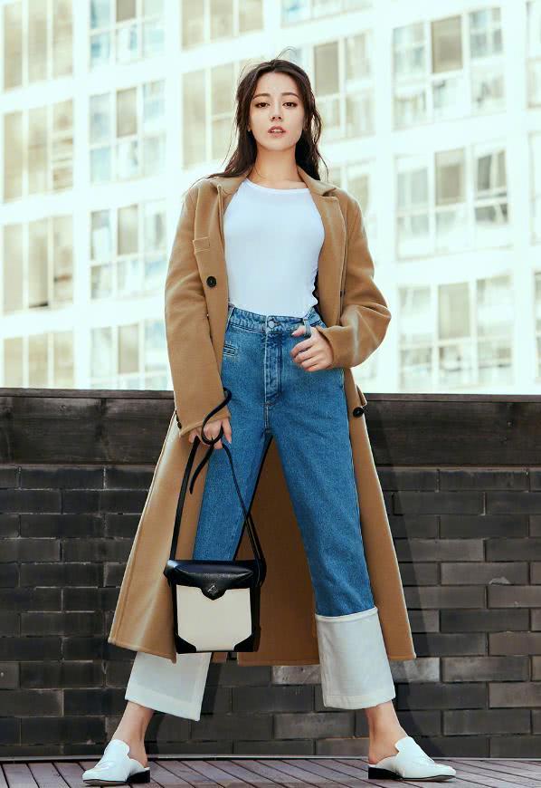 迪丽热巴穿着皱巴巴吊带裙亮相，却意外显得她的小蛮腰很精致！