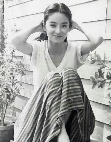 64岁林青霞厉害了！白色T恤搭配牛仔裤显小30岁，网友：不老女神