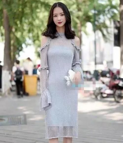 「吊带」街拍:般般入画的小姐姐,一件白色的吊带连衣裙,时尚气质迷人
