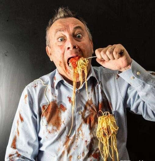 巴西游客到中国旅游，看到餐桌上这种奇特景象！直呼：中国人太奇