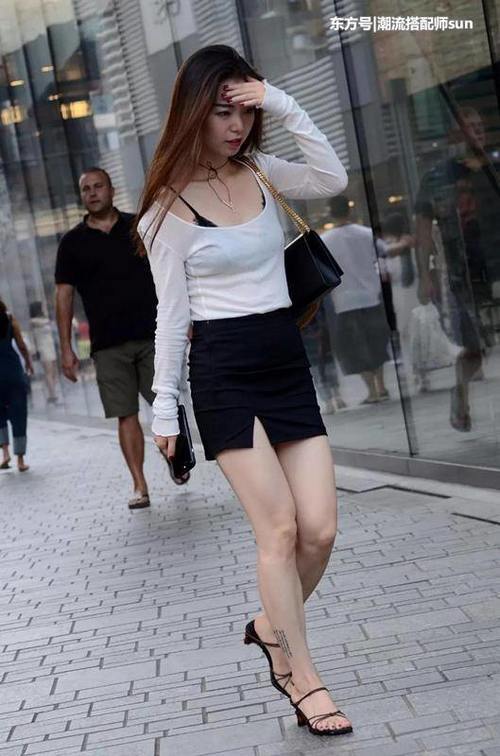 街拍：图1卡戴珊穿宽松裤子，胯宽明显！图2美女腿上的纹身亮了