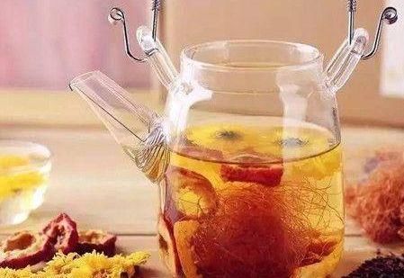 山楂煮水时可加一物，坚持喝一个月，排走湿气，大肚腩也不见了！