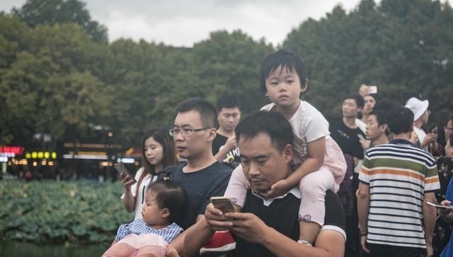 国庆黄金周首日，34万游客扎堆游西湖，不少孩子骑在家长肩膀上